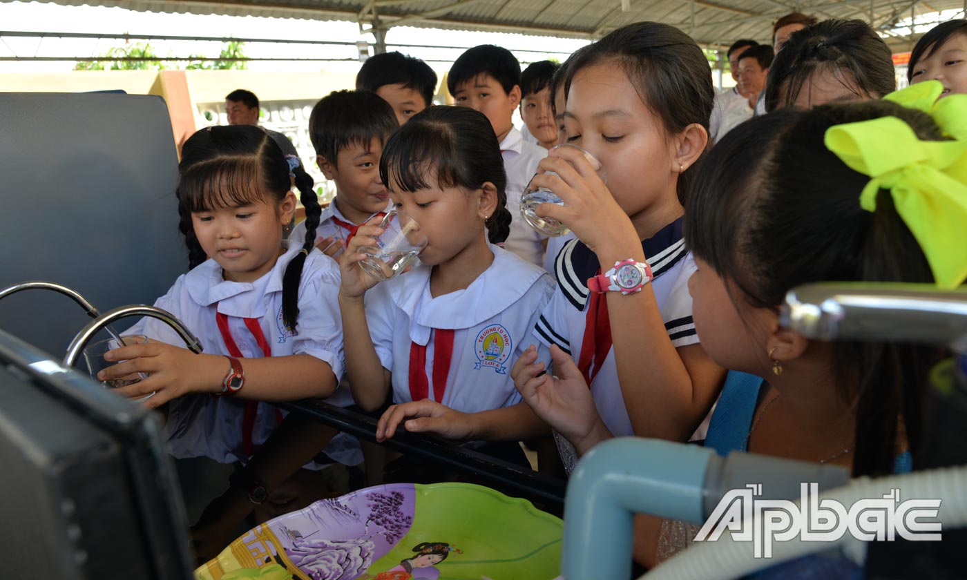 Học sinh sử dụng hệ thống nước uống do AIA trao tặng (ảnh: Ấp Bắc