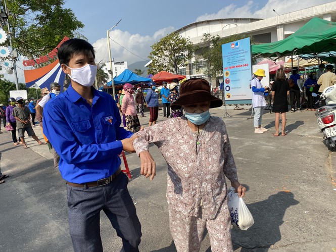 Đoàn viên thanh niên hỗ trợ người già, người nghèo khó đến nhận gạo, trứng tại ATM gạo Bình Định