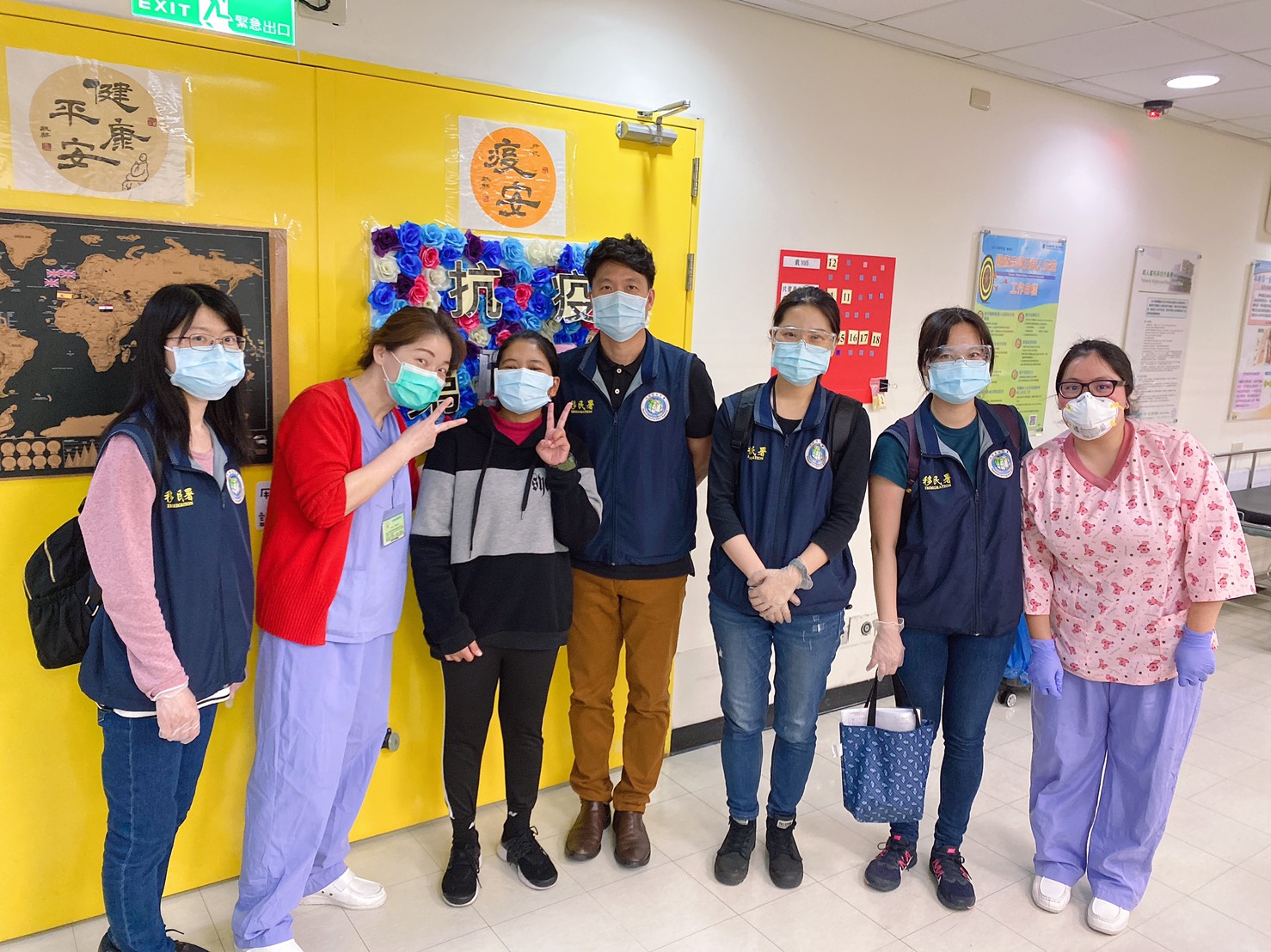 Xiao-Li lao động “mất liên lạc” (thứ 3 từ trái sang) cùng nhân viên y tế, nhân viên Sở Di dân (ảnh: Văn phòng NIA