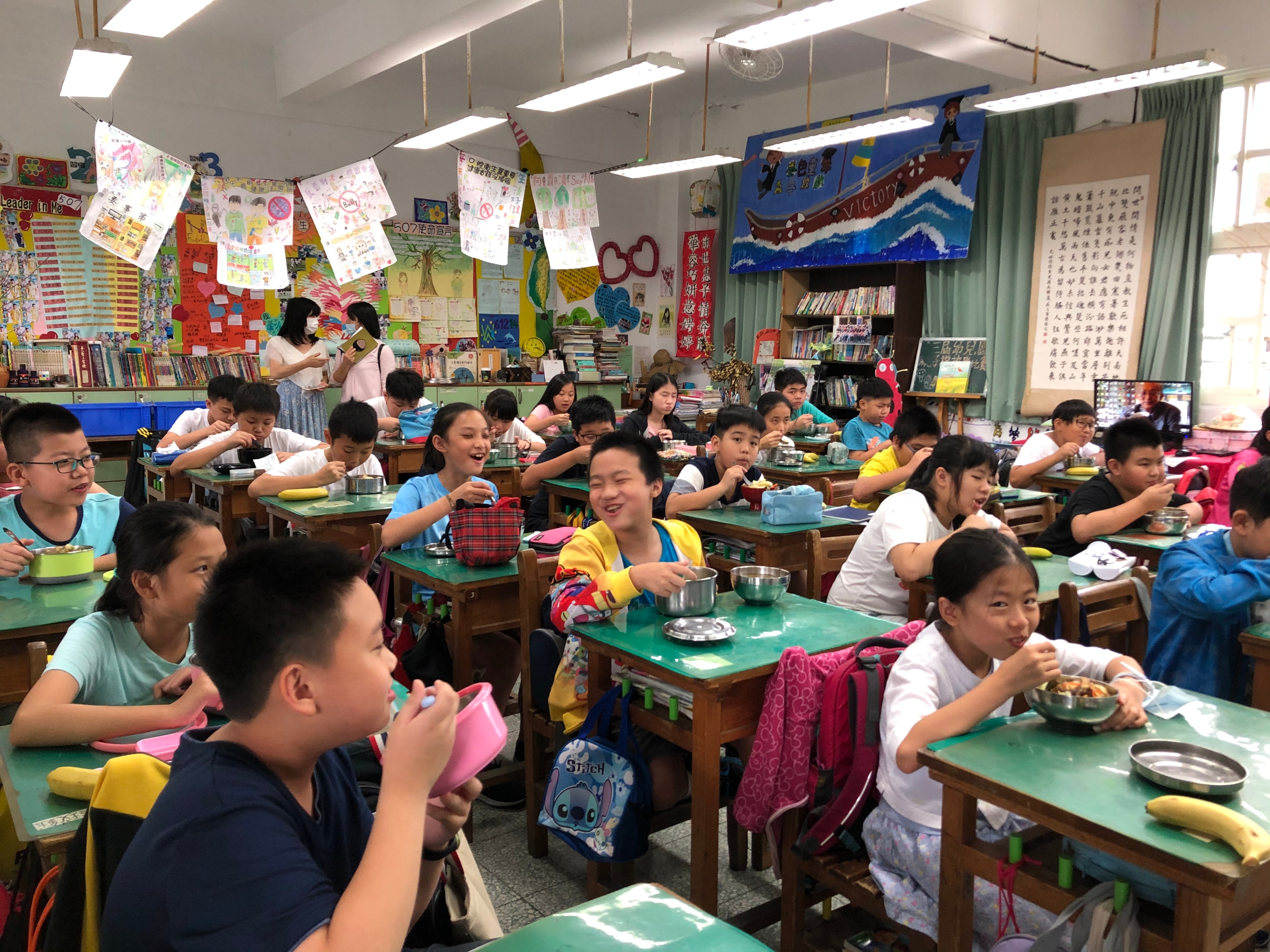 7 Sekolah Kota Taipei baru mengintegrasikan masakan Asia Tenggara ke dalam makan siang di kampus, memungkinkan anak-anak belajar untuk menghormati dan menoleransi beragam budaya di meja. (Sumber foto: Biro Pendidikan Kota Taipei Baru)