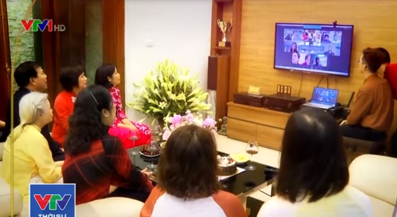 Ở Hà Nội và TP.HCM, bố mẹ anh Khoa và nhà vợ cũng mặc váy áo chỉnh tề rồi mở máy tính, online chứng kiến giây phút trọng đại của các con (ảnh: VTV