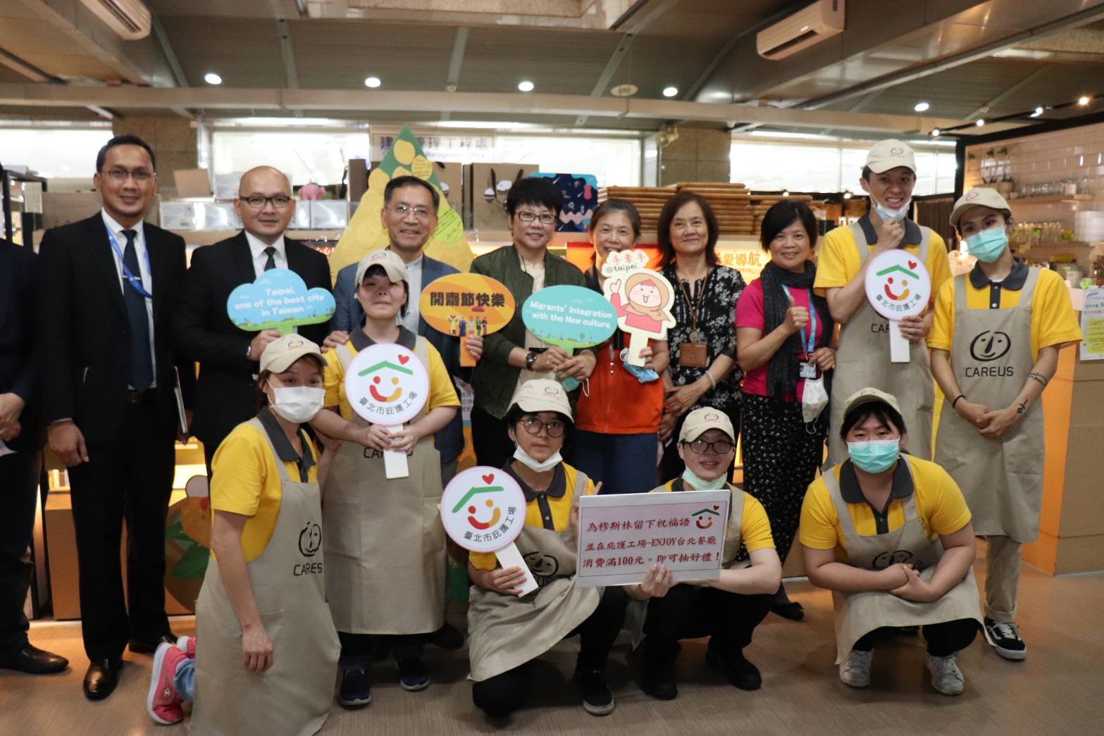 Wakil wali kota Cai dari Kota Taipei (kiri ke-3) dan Direktur Chen (kiri ke-4) berfoto bersama di Acara Berbuka Puasa. (Foto diambil dari Pemerintah Kota Taipei)