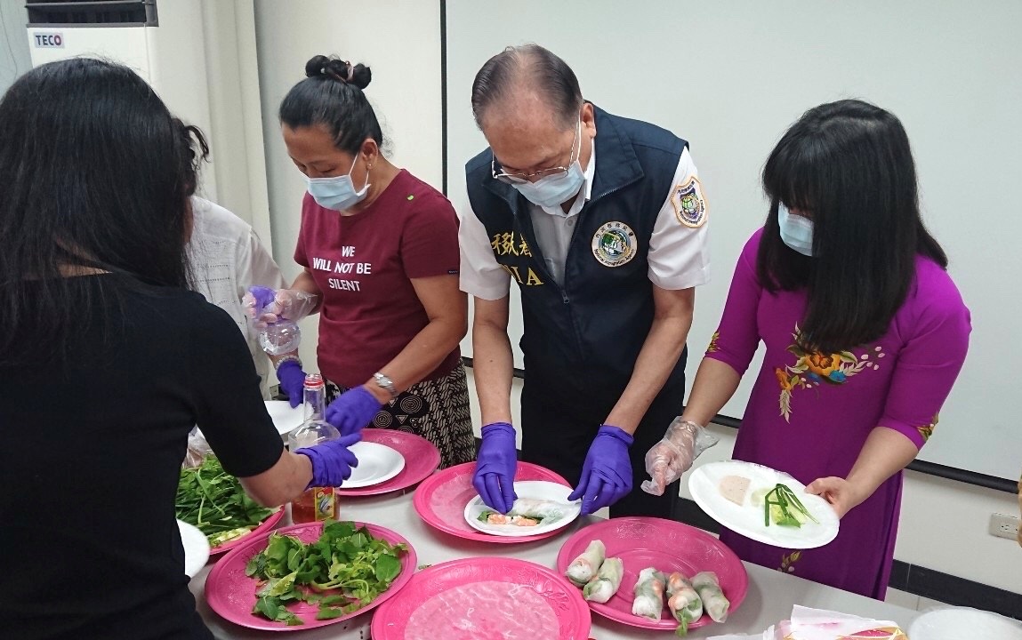 Hình ảnh cùng làm bánh cuốn Việt Nam của chị Oanh và ông Liao - Giám đốc trạm phục vụ, chia sẻ điểm khác nhau giữa bánh cuốn Việt Nam và bánh cuốn Kim Môn (ảnh: Trạm phục vụ Sở Di dân huyện Kim Môn