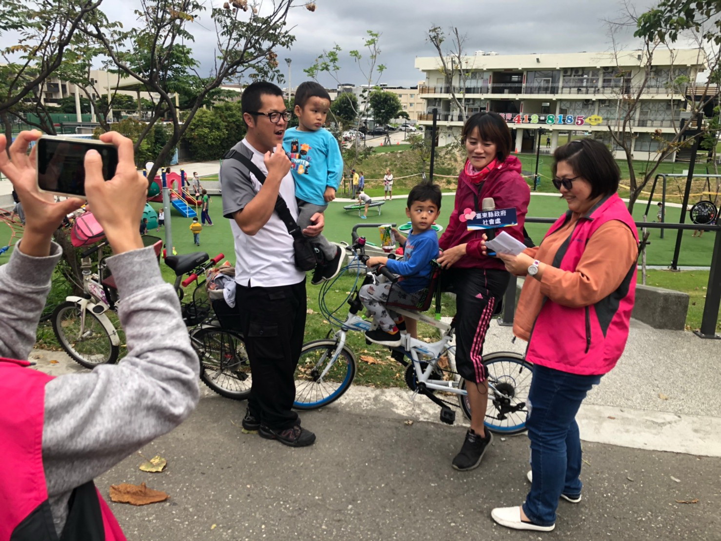 The Department of Social Affairs interviewed 60 passerbys, regardless of age, gender, ethnicity/race, to understand their thoughts about Mother's Day. Source: Taitung County Government