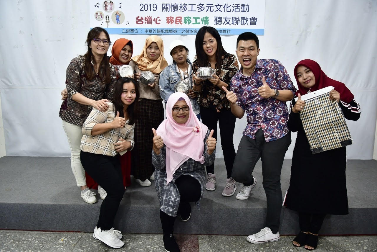 Wu Junxing (kedua dari kanan) tidak berbicara satu kalimat pun dalam bahasa Mandarin, dan kemudian menjadi pembawa acara Radio pusat, membantu pengusaha Taiwan untuk memperluas peluang bisnis di Indonesia (disediakan oleh Wu Junxing)