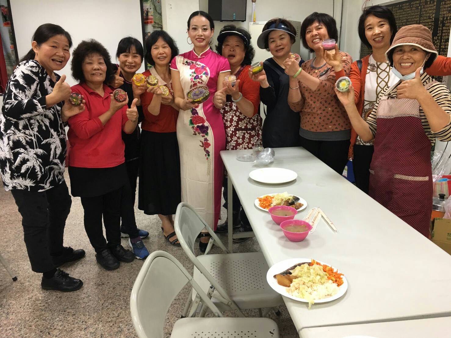 Chị Jiang-Meng (thứ 5 bên trái) trong một hoạt động về làm rau câu 3D (ảnh: Chương trình Cha mẹ Cư dân mới cùng con thực hiện ước mơ