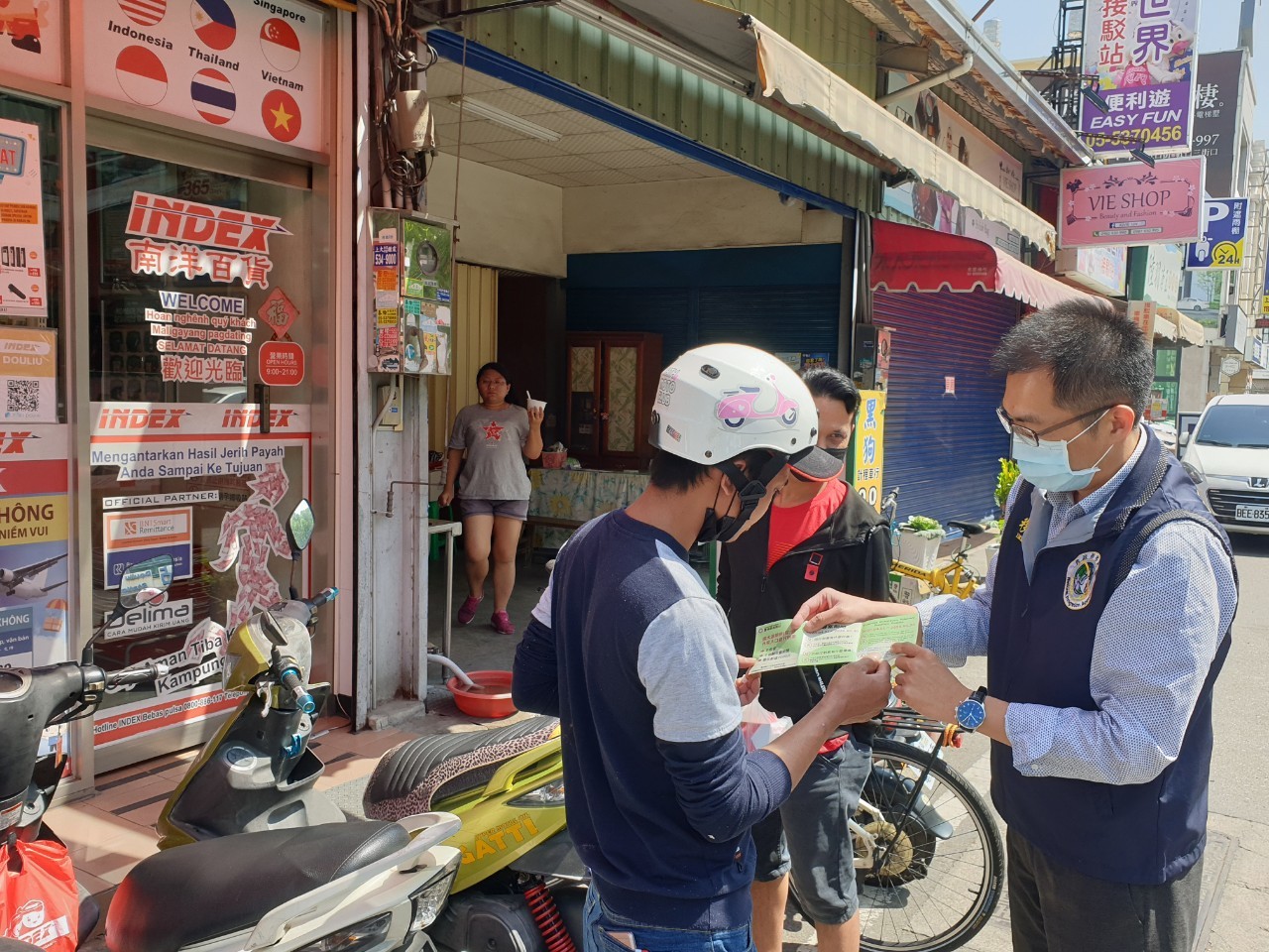 trạm phục vụ Sở di dân huyện Vân Lâm đến tuyên truyền về chuyên án「Tự nguyện ra đầu thú」và phòng chống dịch bệnh (ảnh: trạm phục vụ Sở di dân huyện Vân Lâm