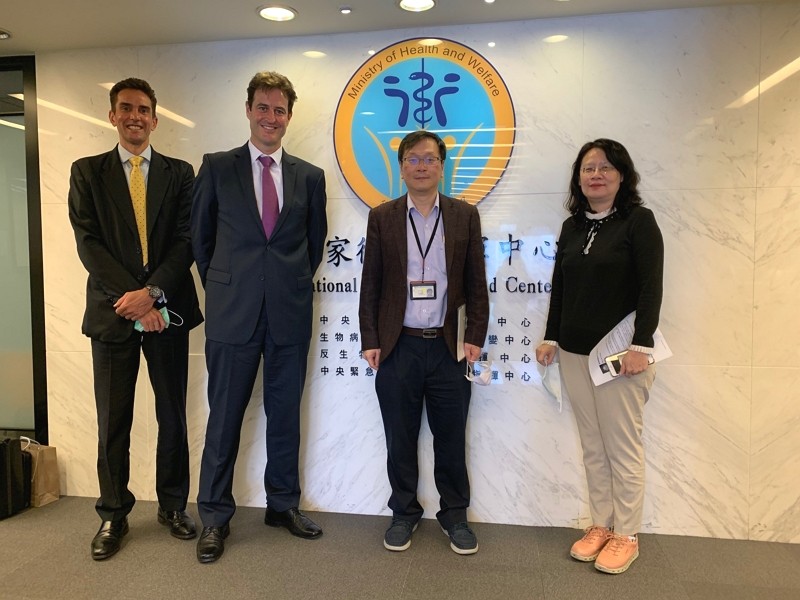 Australian representative to Taiwan Gary Cowan (second left) visits Taiwan CDC. (Facebook, Australian Office in Taipei photo)