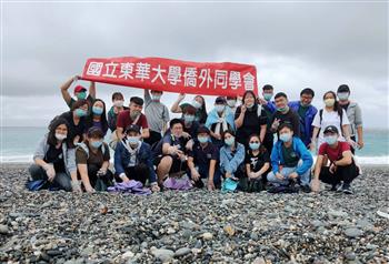 Himpunan Pelajar Asing Universitas Donghua percaya bahwa Pembersihan pantai adalah kegiatan yang sangat mendidik. (Disediakan oleh Universitas Donghua)