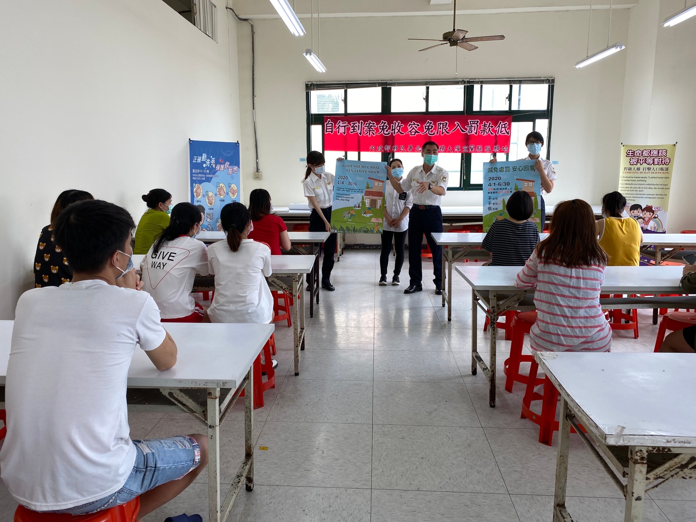 สตม.ไต้หวัน สถานีบริการมณฑลอี๋หลานออกประชาสัมพันธ์โครงการมอบตัวด้วยตนเอง การป้องกันโรคโควิด-19 และการต่อต้านการค้ามนุษย์แก่แรงงานข้ามชาติถึงสถานที่ทำงาน (ภาพจาก สถานีบริการมณฑลอี๋หลาน)