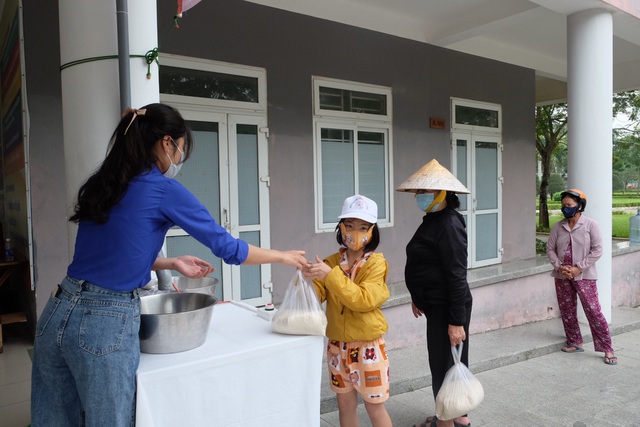 Người dân khó khăn nhận gạo hỗ trợ tại cây ATM gạo nghĩa tình ở Đà Nẵng