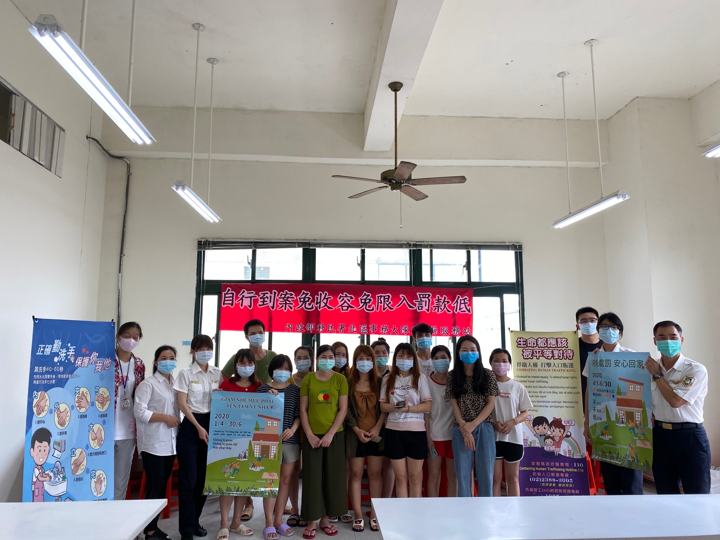 สตม.ไต้หวัน สถานีบริการมณฑลอี๋หลานออกประชาสัมพันธ์โครงการมอบตัวด้วยตนเอง การป้องกันโรคโควิด-19 และการต่อต้านการค้ามนุษย์แก่แรงงานข้ามชาติถึงสถานที่ทำงาน (ภาพจาก สถานีบริการมณฑลอี๋หลาน)