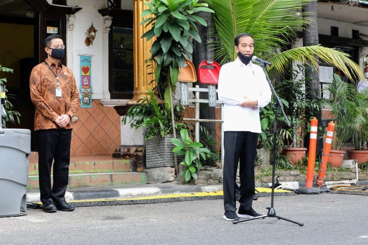 Presiden RI, Joko Widodo didampingi Menteri Sosial, Juliari P Batubara (kiri) dalam kunjungannya ke RW 07, Kelurahan Johar Baru, Kecamatan Johar Baru, Jakarta Pusat (Dok. Lukas, Biro Pers Sekretariat Presiden)