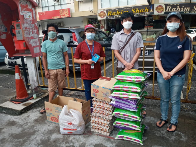 Nhóm thiện nguyện hỗ trợ thực phẩm cho lao động Việt Nam khó khăn tại Malaysia. Ảnh: C.Cường