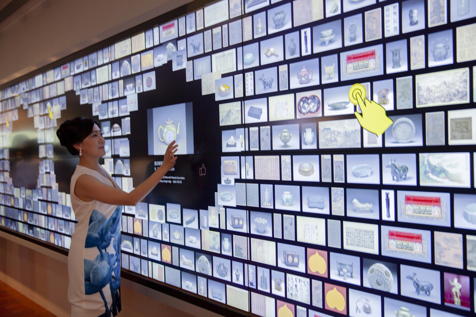 Penonton dapat mengklik bingkai berbentuk persik di dinding interaktif sesuai dengan minat pribadi mereka, dan kemudian dengan mudah menikmati peninggalan budaya Museum Taiwan. (Foto diambil dari situs web Museum Istana)