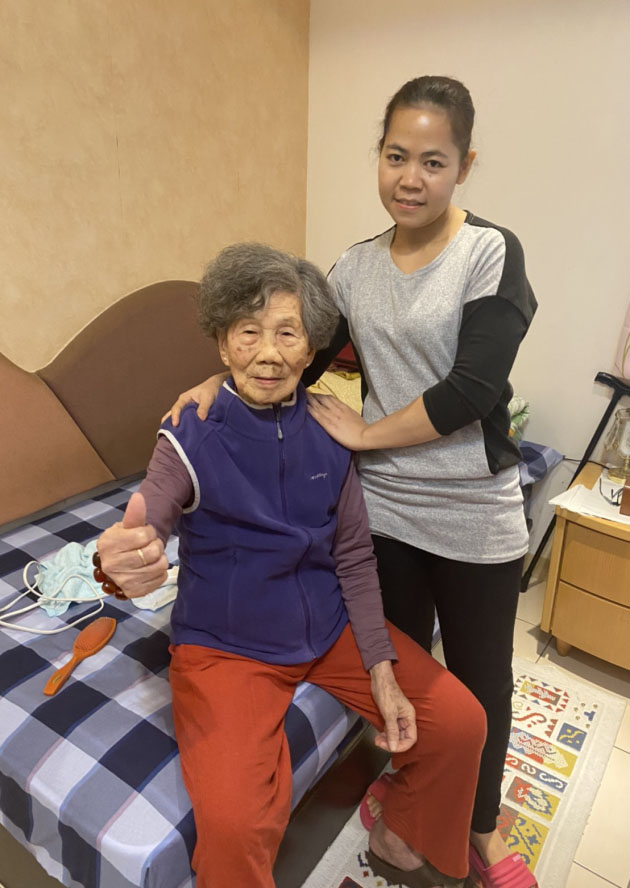 Lao động Indonesia chị DASRI làm việc chăm sóc người già, chị rất tận tâm và chịu khó (ảnh: Chính phủ Tp Tân Trúc