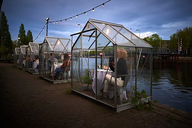 Kubikel kaca di Mediamatic Eten ini hanya disarankan untuk orang-orang yang memang sudah tinggal bersama selama masa karantina pandemi corona ini(Willem Velthoven for Mediamatic Amsterdam)