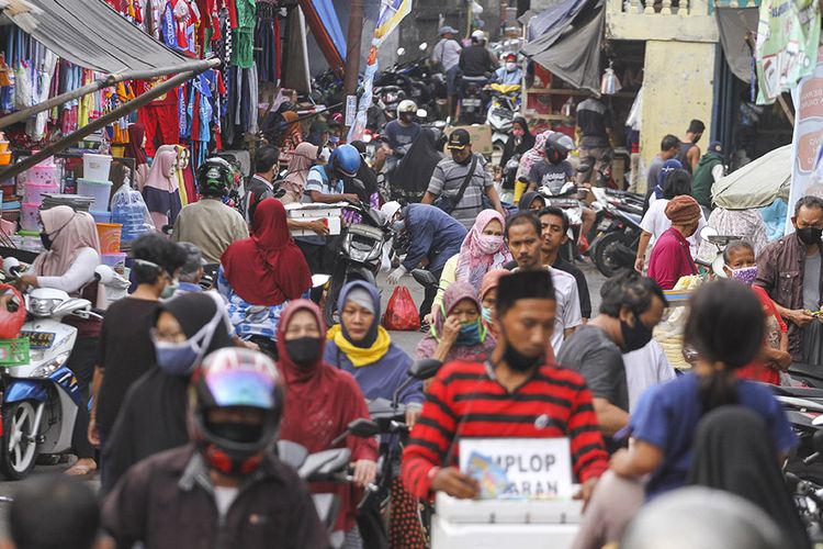 Meskipun Kota Depok telah menerapkan Pembatasan Sosial Berskala Besar (PSBB) tahap ke-3 hingga 26 Mei 2020, namun masih banyak warga di pasar tersebut yang melanggar aturan tersebut dengan berkerumun, tidak menggunakan masker dan tidak menjaga jarak fisik saat pandemi COVID-19.(ANTARA FOTO)