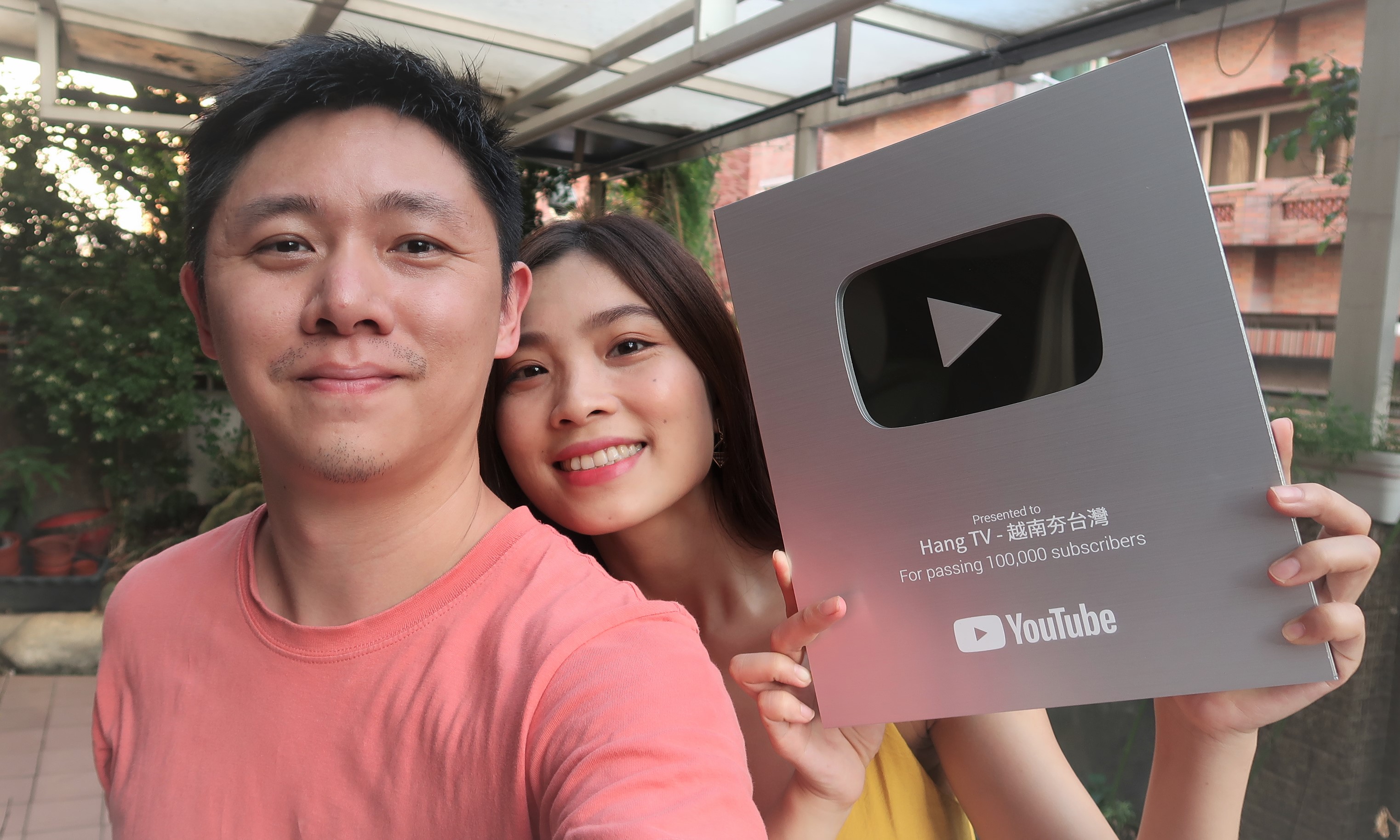 阮秋姮(右)在2018年國慶典禮上，成為首批新住民主持人，同時他也是知名Youtuber(阮秋姮提供)