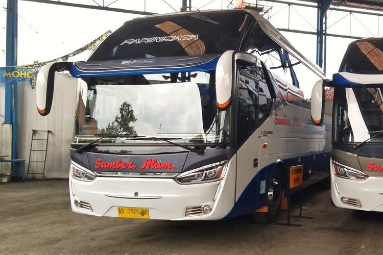 bus pariwisata(KOMPAS)