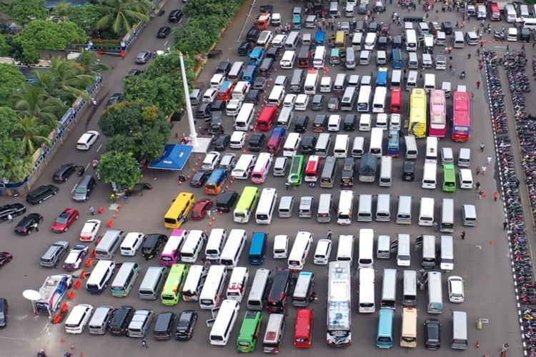 Polda Metro Jaya berhasil amankan ratusam travel gelap(https://twitter.com/tmcpoldametro)