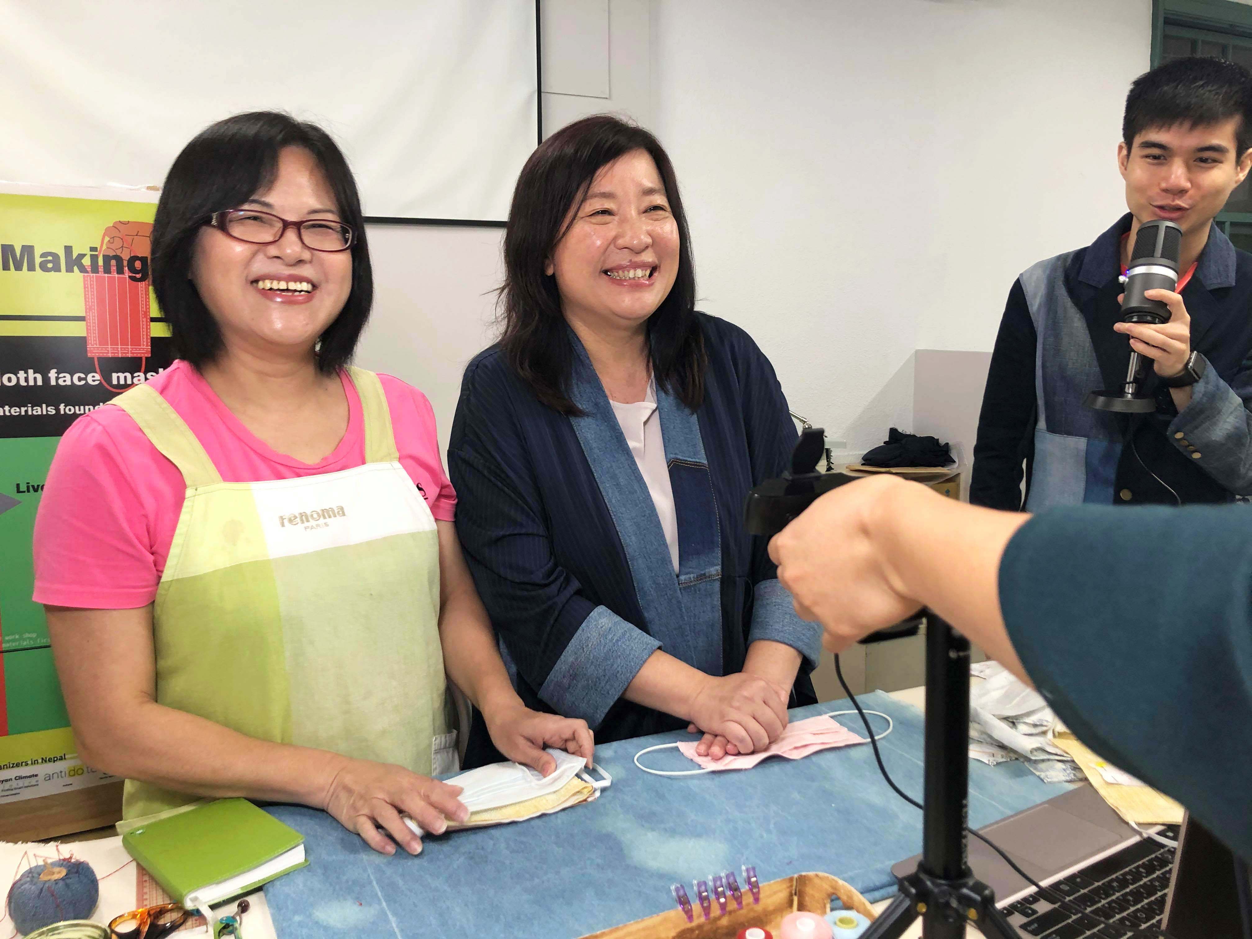 Presiden Asosiasi Pengetahuan Wanita Taipei Jiang Nianzu (tengah) dan penjahit Lin Fangmei (kiri) mengajar wanita Nepal untuk membuat Masker kain (disediakan oleh Universitas Pusat)