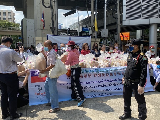 Orang-orang Thailand berbaris untuk mengumpulkan persediaan (Foto diambil dari situs web Komisi Luar Negeri Taiwan)