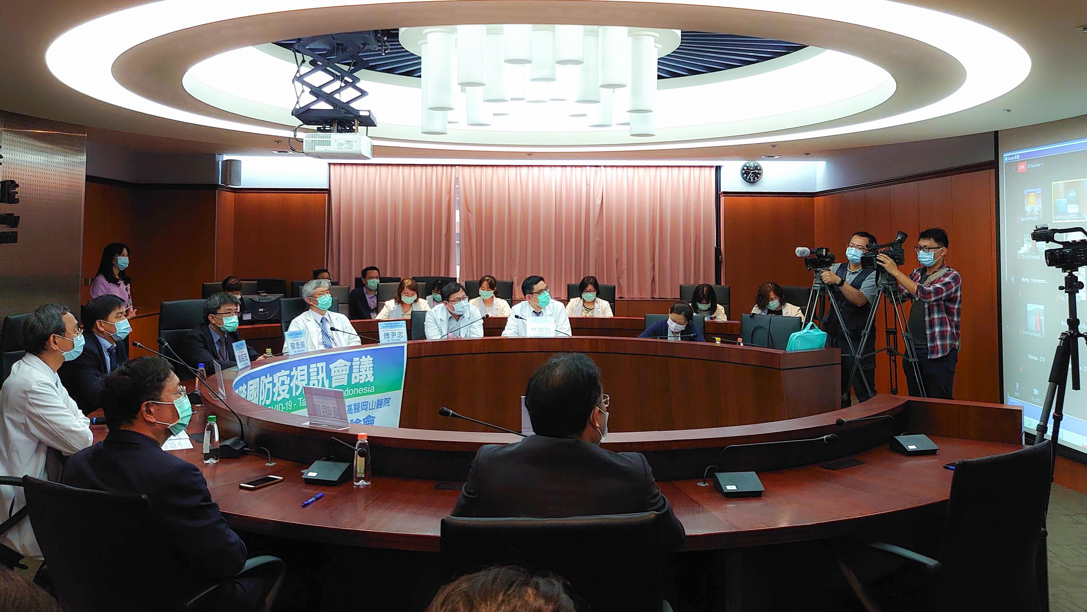 Universitas Surabaya dan Rumah Sakit Sistem Medis Tinggi meluncurkan konferensi video multinasional untuk memahami bagaimana pencegahan epidemi Taiwan dilakukan (direproduksi dari situs web Universitas Kedokteran Kaohsiung)