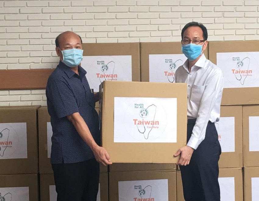 Ông Zhong - Giám đốc Đại diện văn phòng kinh tế & văn hóa Đài Loan tại Việt Nam trao tặng 50.000 khẩu trang y tế đến Bệnh viện Thống nhất TP.HCM (ảnh: Đại diện văn phòng kinh tế & văn hóa Đài Loan tại Việt Nam