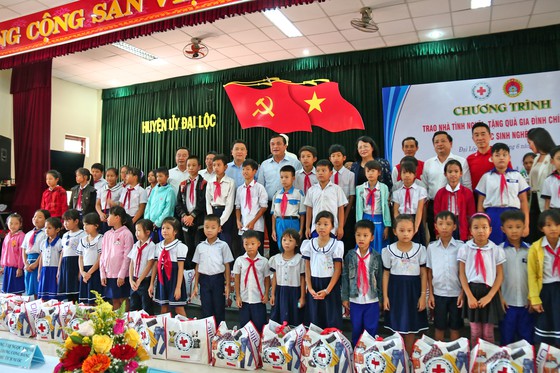 Phó Chủ tịch nước Đặng Thị Ngọc Thịnh tặng quà cho thiếu nhi huyện Đại Lộc, tỉnh Quảng Nam (ảnh: sggp.org)