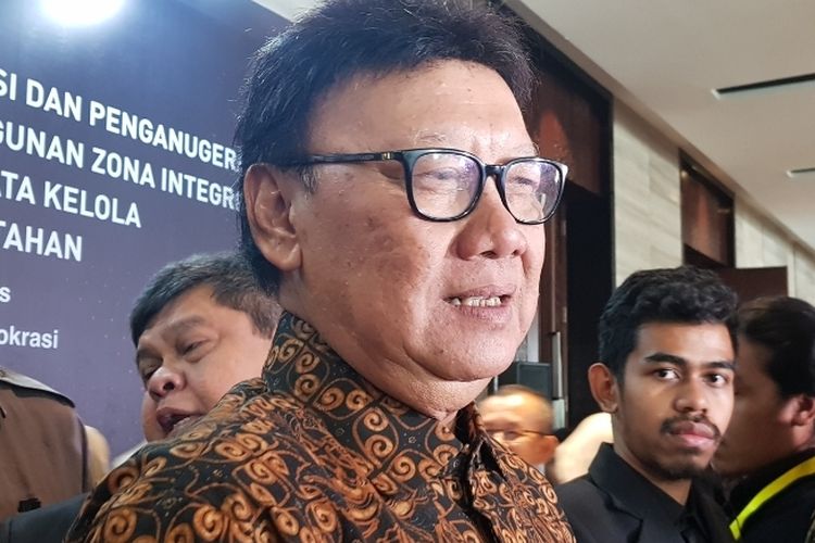 MenPAN-RB Tjahjo Kumolo usai memberikan penghargaan zona integritas kepada instansi dan lembaga pusat serta daerah di Menara Bidakara, Pancoran, Jakarta Selatan, Selasa. (KOMPAS)