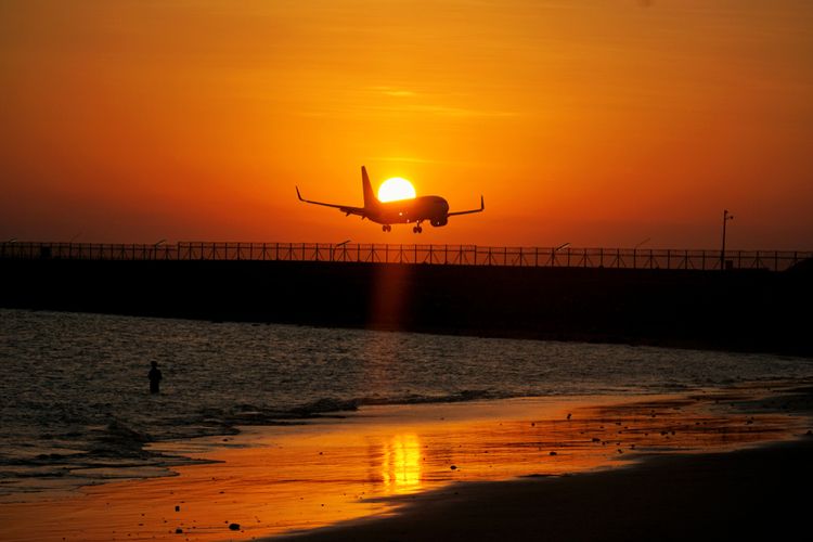 Sunset di Bandara Ngurah Rai (Shutterstock/I Gede Arya Wisnu Karsana)