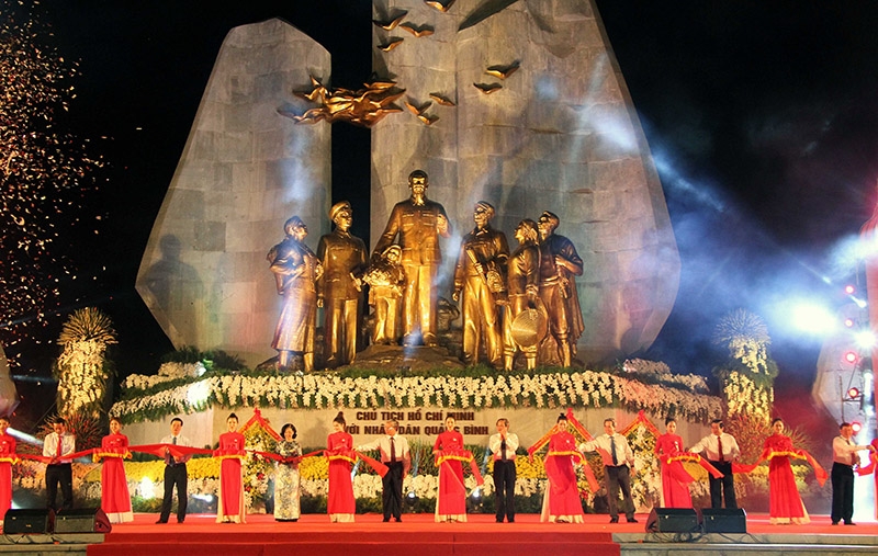 Lãnh đạo TƯ và tỉnh Quảng Bình cắt băng khánh thành tượng đài Chủ tịch Hồ Chí Minh với nhân dân Quảng Bình