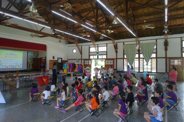 Giáo viên tiếng Việt và giáo viên tiếng Indonesia đang hướng dẫn học sinh về văn hóa đa nguyên trong chương trình「Chuyến xe tuyên truyền văn hóa của trường tiểu học Đông Sơn」(ảnh: Chính phủ Tp Đài Nam