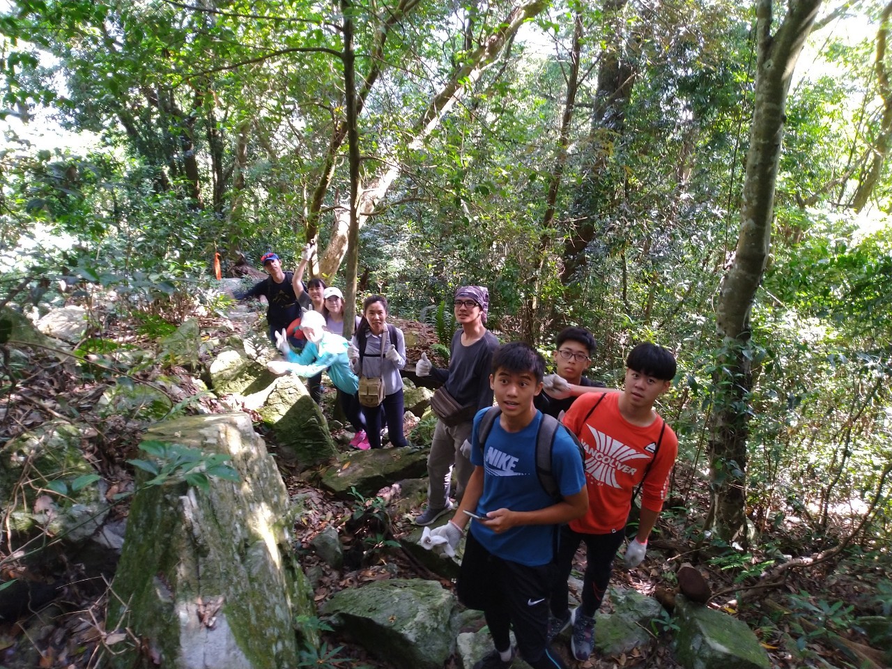 臺中松鶴青年壯遊點—青年登唐麻丹山，培養互助與合作能力。(圖片來源：教育部)