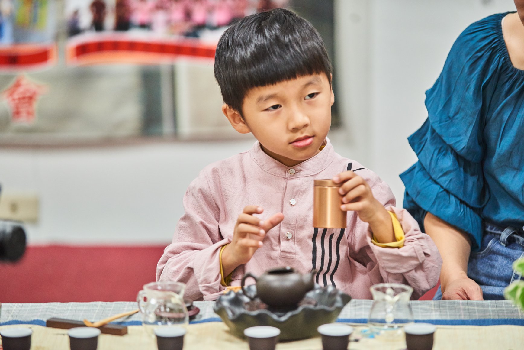 余蓉的孩子熟知泡茶流程，透過「築夢計畫」每月至社區大學及養老院辦理公益茶會(翻攝自築夢計畫臉書)