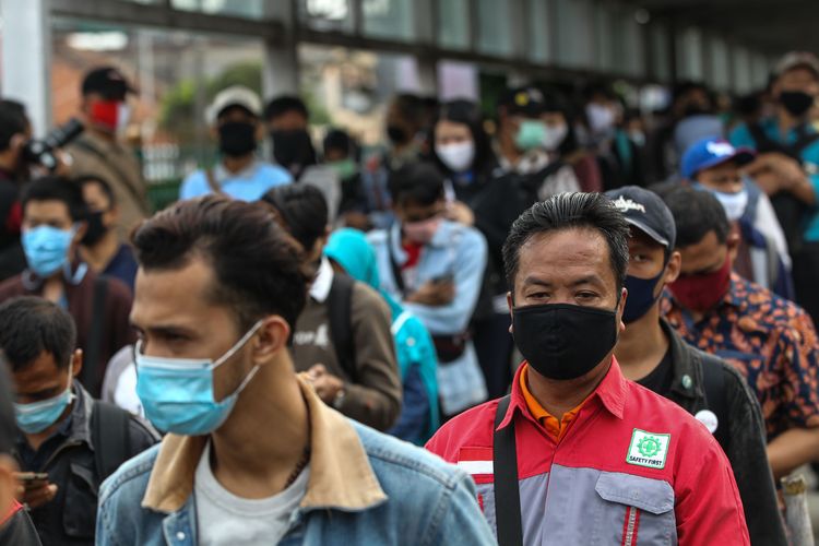 Warga antre menggunakan KRL Commuter Line di Stasiun Bogor, Senin (15/6/2020). Dinas Tenaga Kerja, Transmigrasi, dan Energi (Disnakertransgi) DKI Jakarta mengatur ketentuan waktu masuk, pulang, dan istirahat kantor bagi pekerja atau karyawan di Ibu Kota selama masa transisi pembatasan sosial berskala besar (PSBB). (KOMPAS)