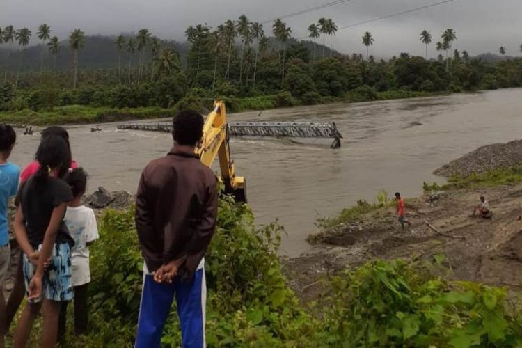 Sejumlah warga menyaksikan jembatan Waikaka yang ambruk di Desa Tala, Kecamatan Amalatu, Kabupaten Seram Bagian Barat Maluku(KOMPAS)