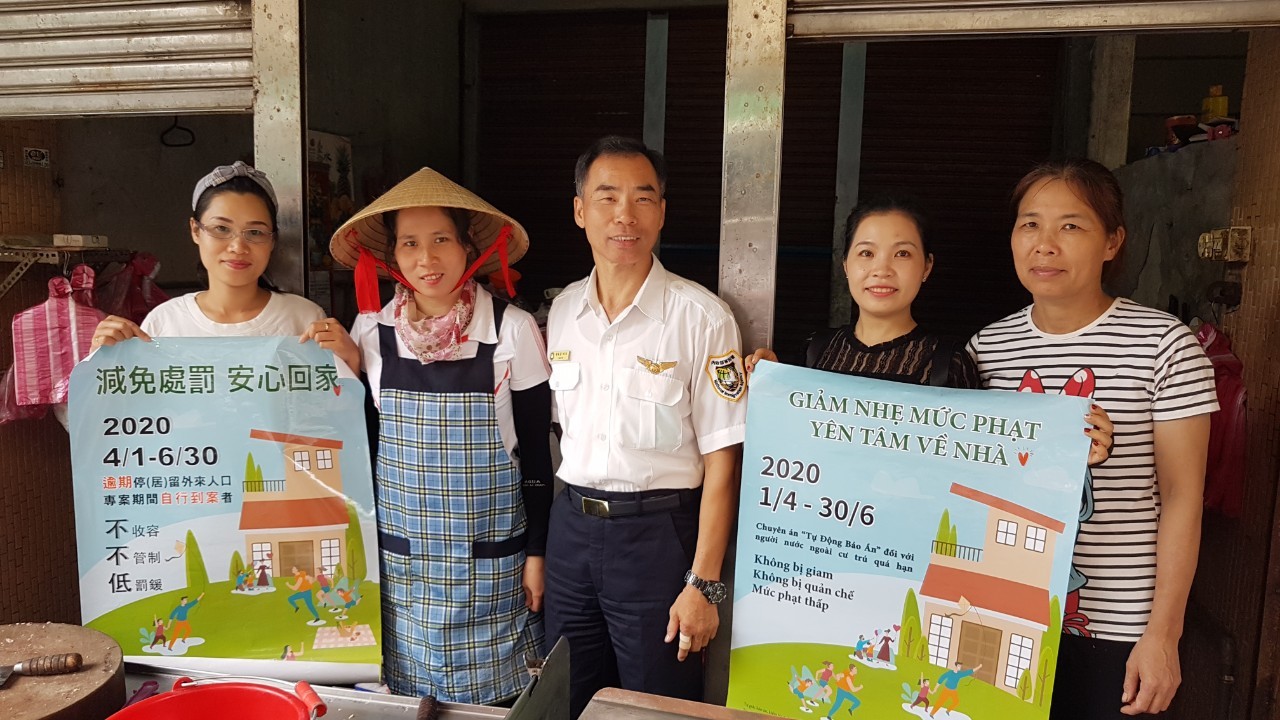 Trạm phục vụ Sở Di dân huyện Nghi Lan tuyên truyền chuyên án「Tự nguyện ra đầu thú」đến sạp bán thịt heo của Cư dân mới người Việt - kế bên sạp rau rau củ của mẹ Huyền