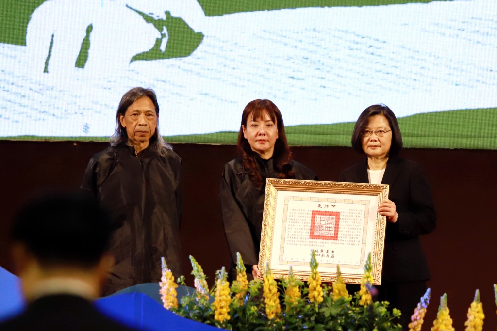 台灣文學之母鍾肇政先生追思音樂會上，蔡英文總統親自頒贈總統褒揚令，由其媳婦蔣絜安及兒子鍾延威及代表受贈。(照片來源：文化部)