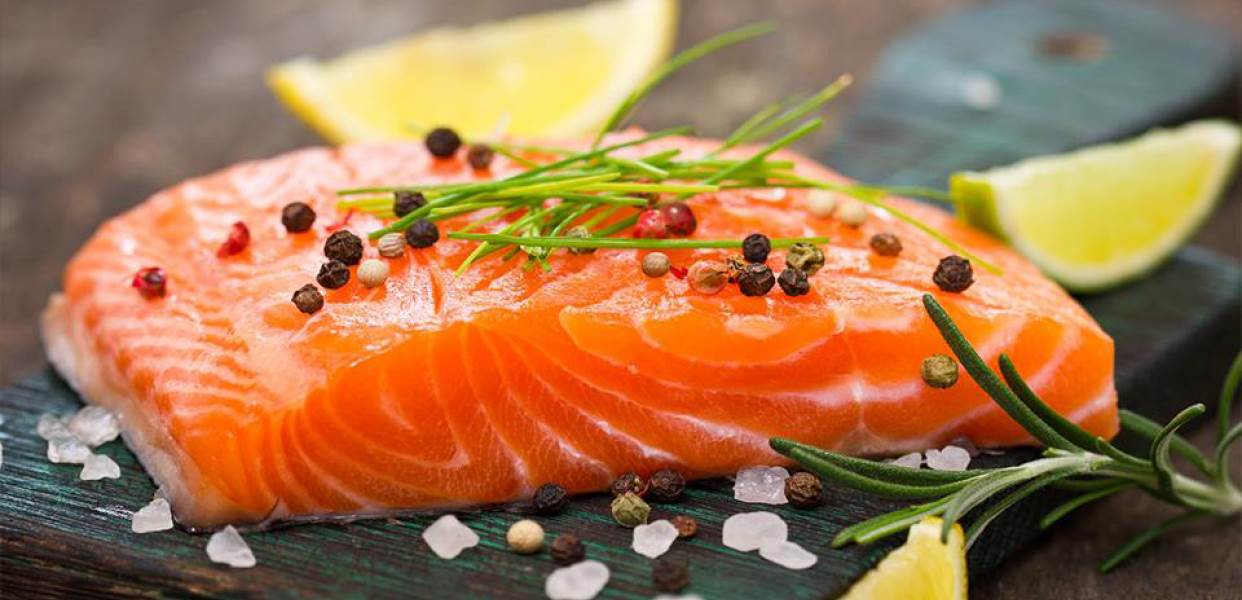 Axit béo omega-3 có trong cá hồi, giúp giảm nguy cơ mắc bệnh tim (ảnh: internet