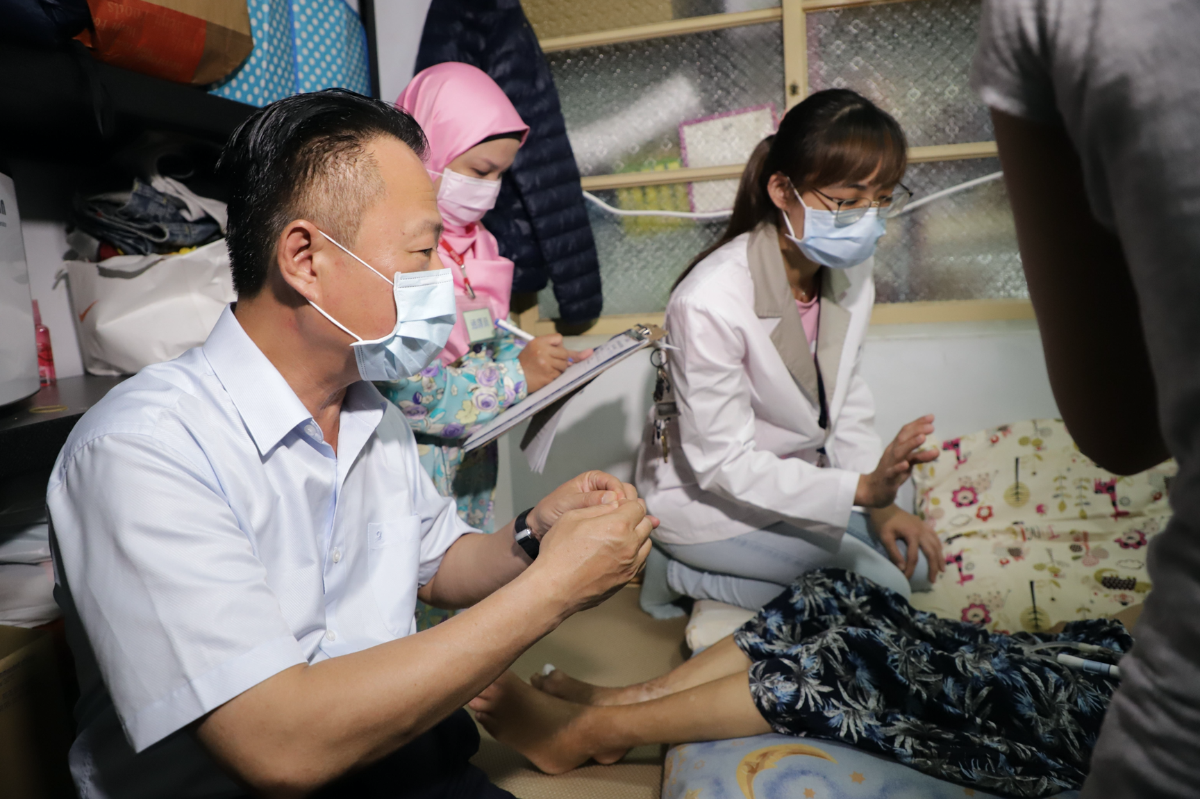 wali kota Kabupaten Chiayi Weng Zhangliang mengunjungi keluarga dengan pengasuh asing untuk mempromosikan kebijakan perawatan pemerintah daerah. (Sumber foto: Pemerintah Chiayi)