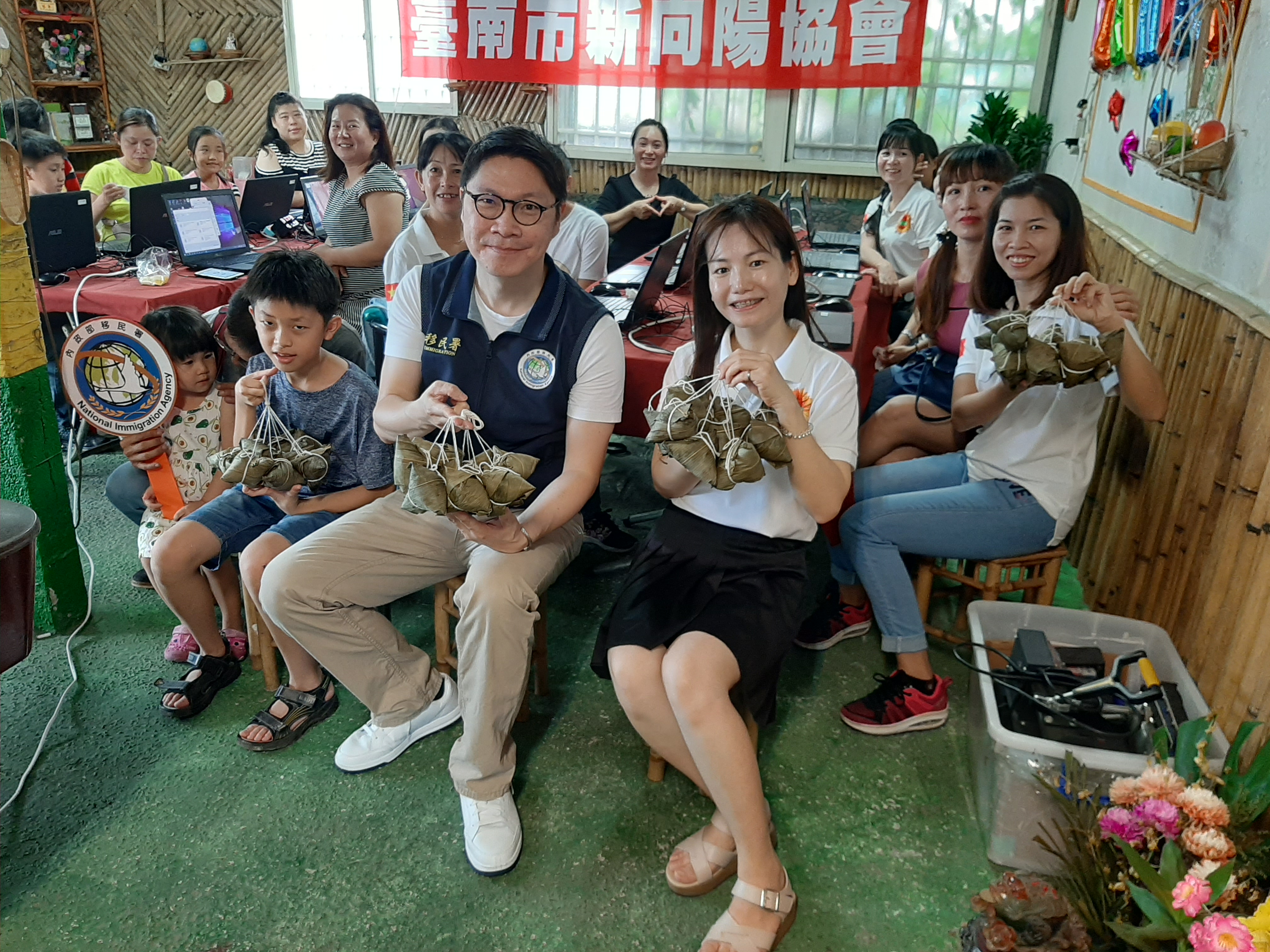 藉由此活動（照片來源：移民署臺南市第二服務站，新住民姊妹齊聚一堂，熱鬧慶端午。