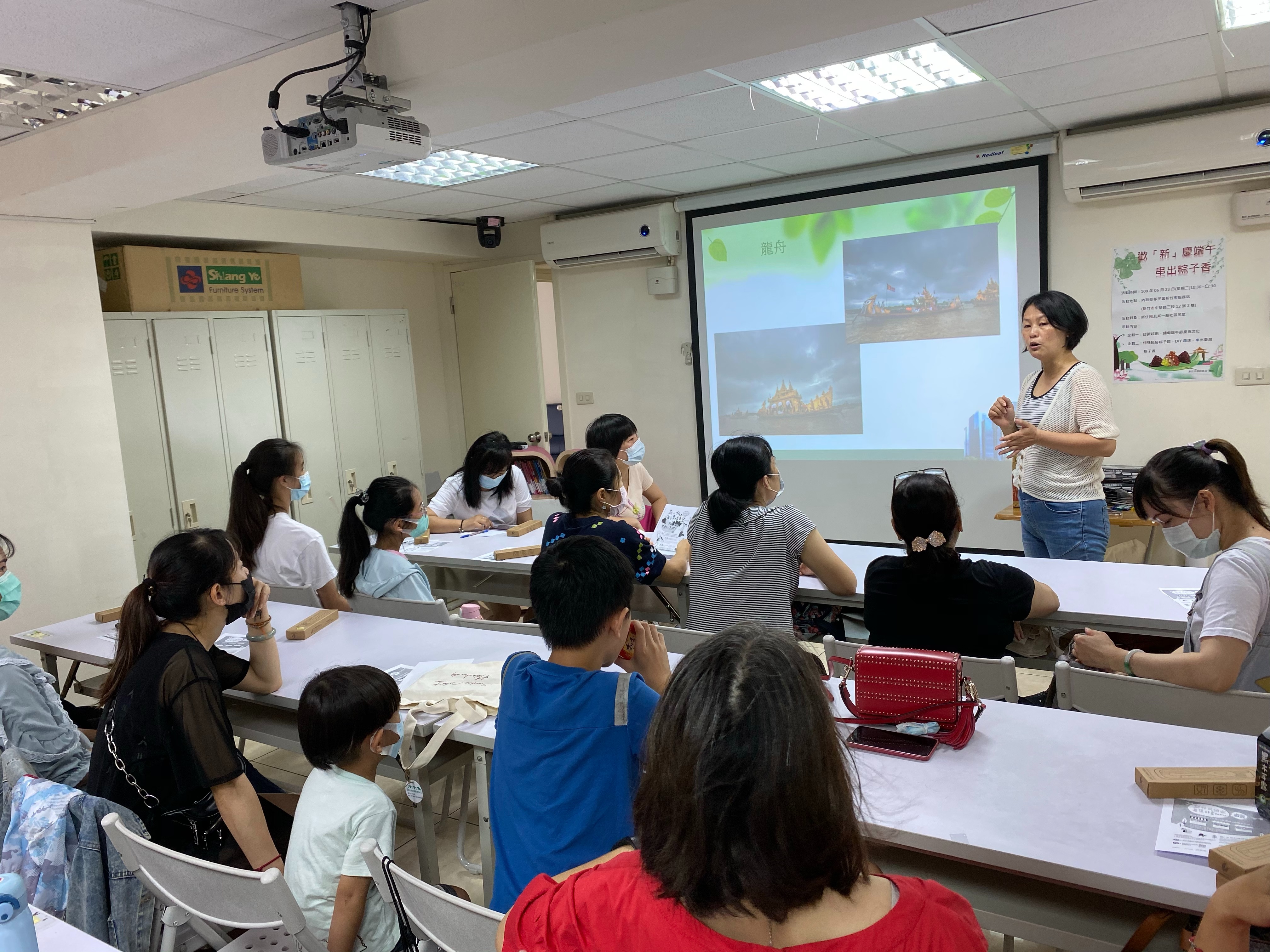 Chị Lai Hui Yu một Cư dân mới đến từ Myanmar được mời đến giới thiệu về văn hóa truyền thống Tết Đoan ngọ ở Myanmar (ảnh: Trạm phục vụ Cư dân mới Tp Tân Trúc