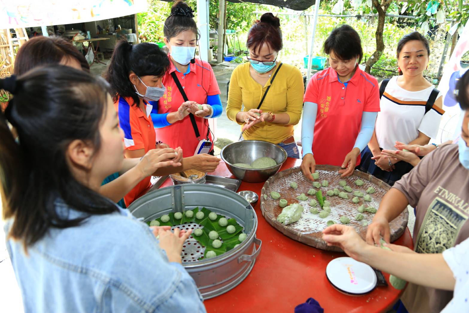 ผู้ตั้งถิ่นฐานใหม่กำลังห่อบ๊ะจ่างรสชาติบ้านเกิด (ภาพจาก สถานีบริการมณฑลเจียอี้)