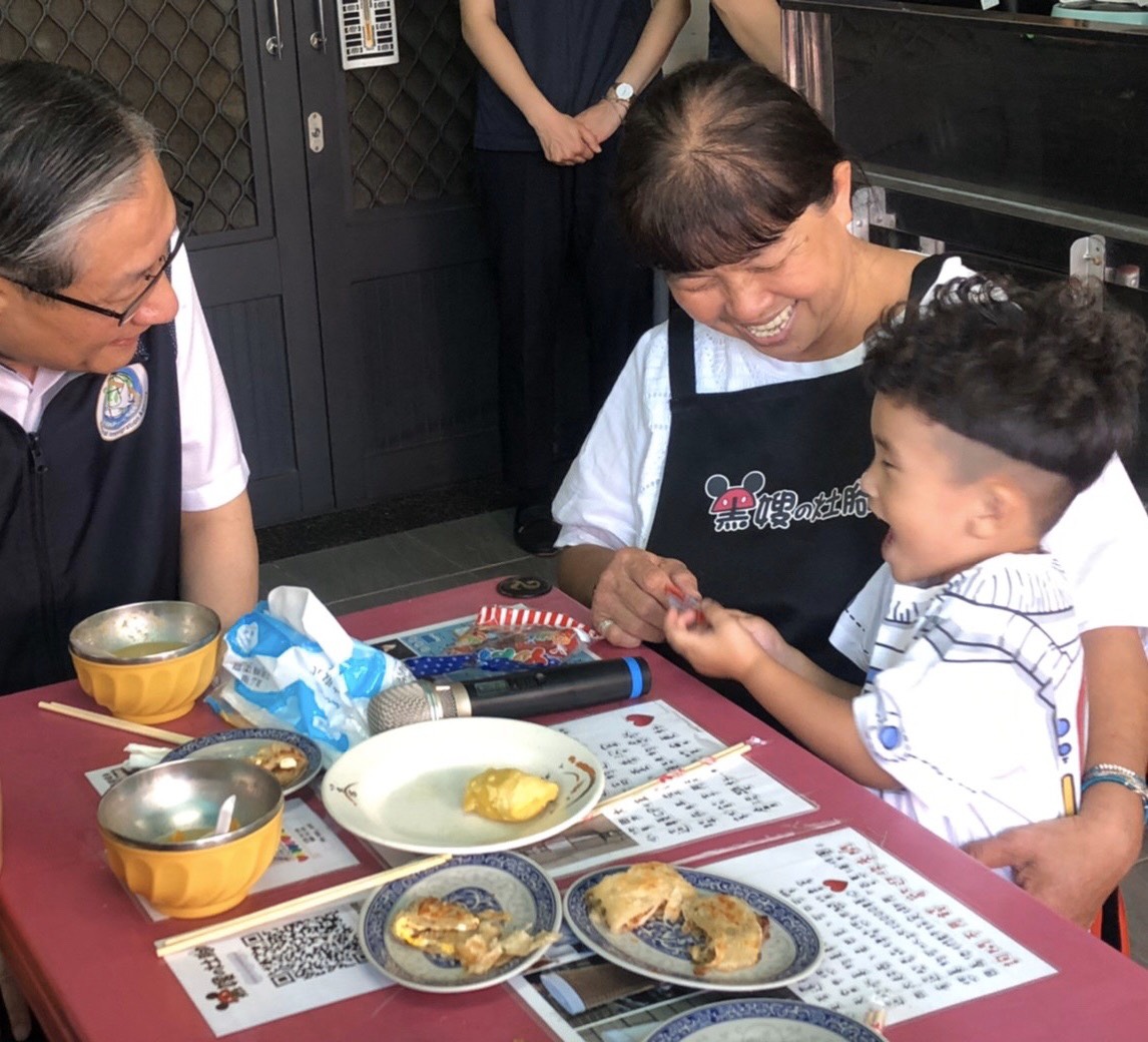 鐘副署長關懷新住民洪梅蘭。(照片來源：內政部移民署)