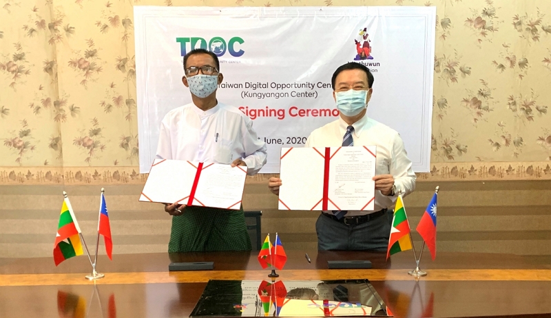 (Perwakilan Li Chaocheng (kanan 1) menyaksikan penandatanganan Kerja sama antara Taiwan Digital Opportunity Center (TDOC) dan Yayasan Mindhuwun (MinthuwunFondation))
