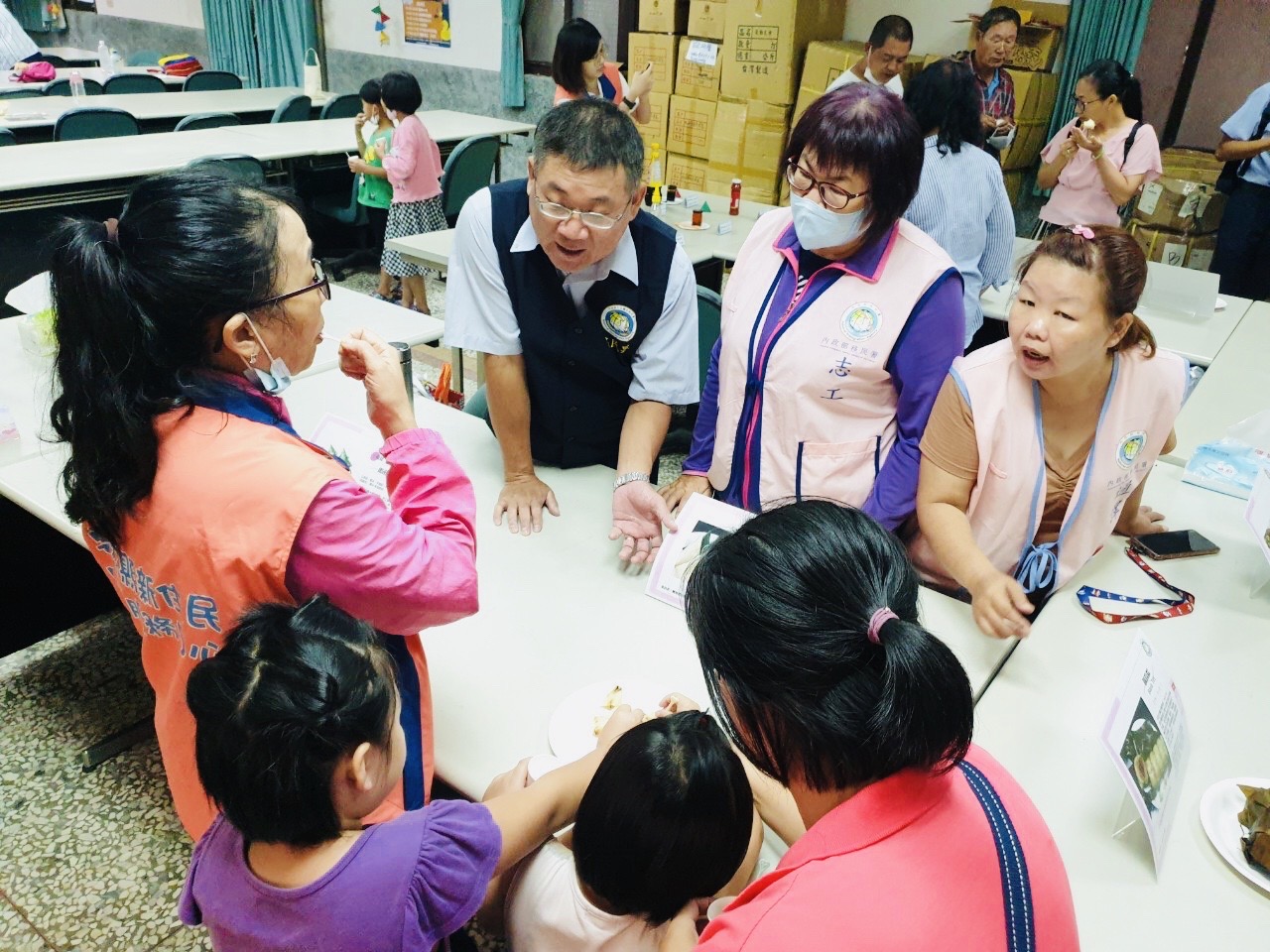 雲林縣服務站專員吳景賢帶領志工及同譯向在場新住民解釋不同的粽子的特色(移民署雲林站提供)