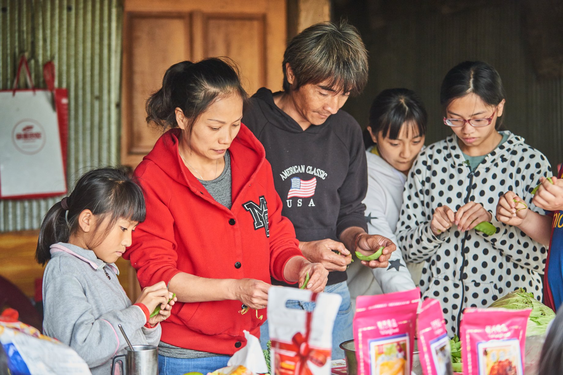 來自中國大陸福建的陳玉平(左2)與丈夫在阿里山鄒族部落經營農場(翻攝自築夢計畫粉絲頁)