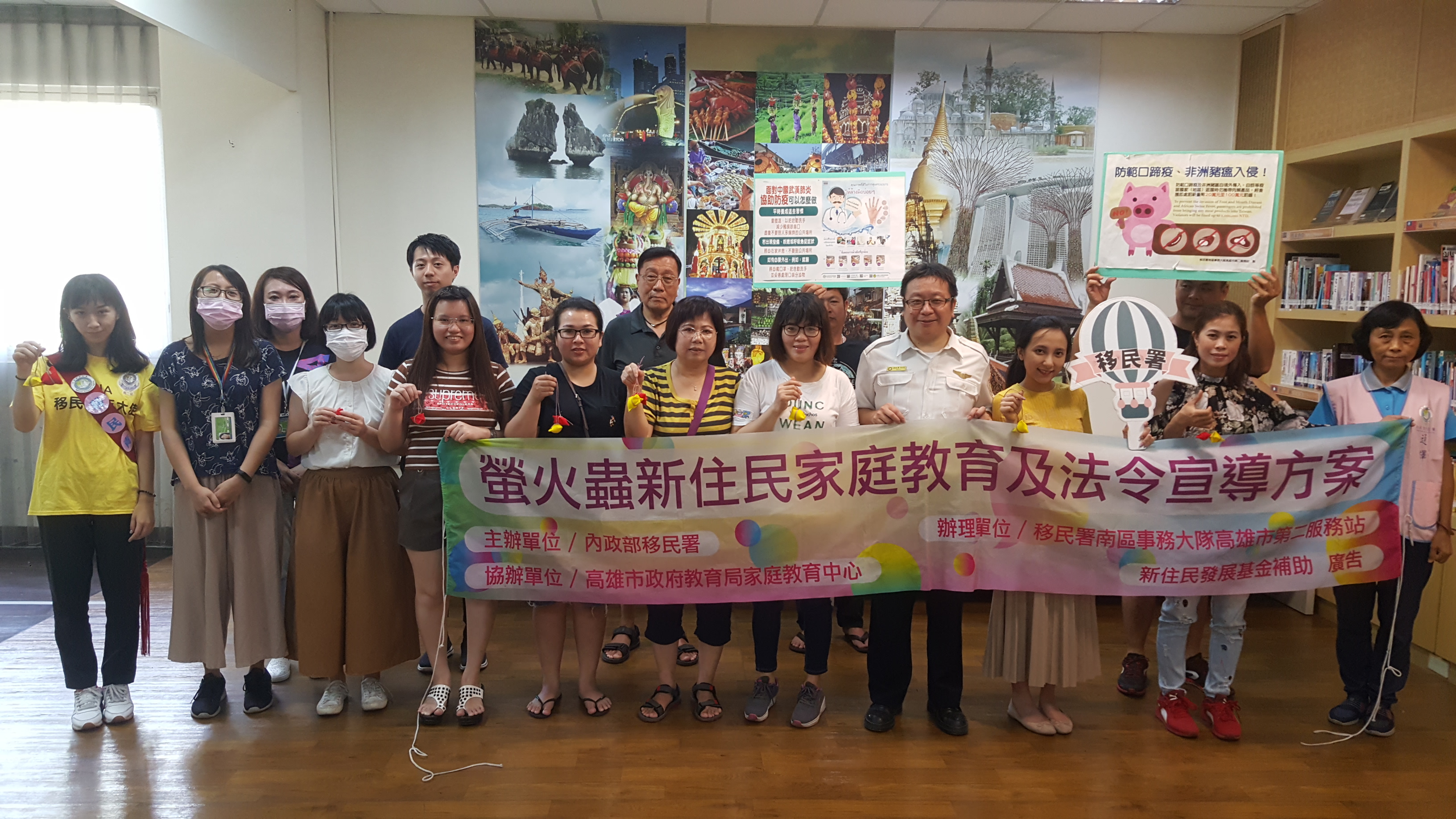 服務站同仁與新住民及家屬開心合影，並展示親手製作的「防蚊蟲粽子香包」。(南區事務大隊高雄市第二服務站提供)